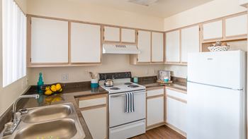 Cantera spacious kitchen with sink, stove, fridge, and plenty of cabinetry